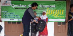 Pemberian santunan kepada anak yatim